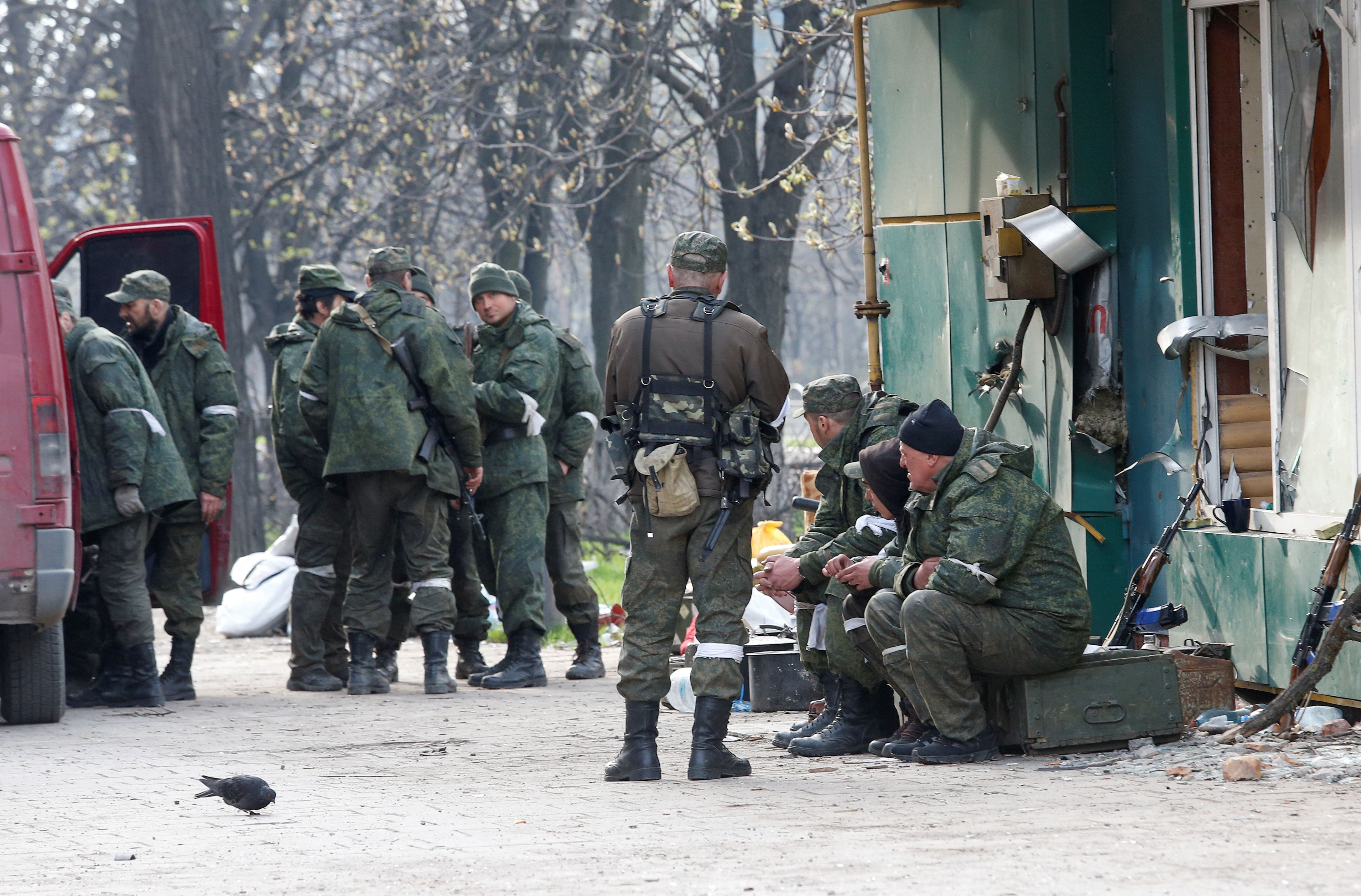 Tropas rusas se reúnen en una calle de Mariupol (REUTERS/Alexander Ermochenko)