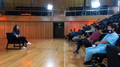 Por protocolo sanitario, la cantidad de personas que podían estar en la sala era limitada, pero todos terminaron con lágrimas en los ojos.