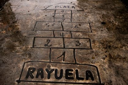 Un grabado en la plaza de la Biblioteca Nacional Argentina, con diseño del juego infantil en referencia a la novela "Rayuela" - 1963. (Foto Ricardo Ceppi)