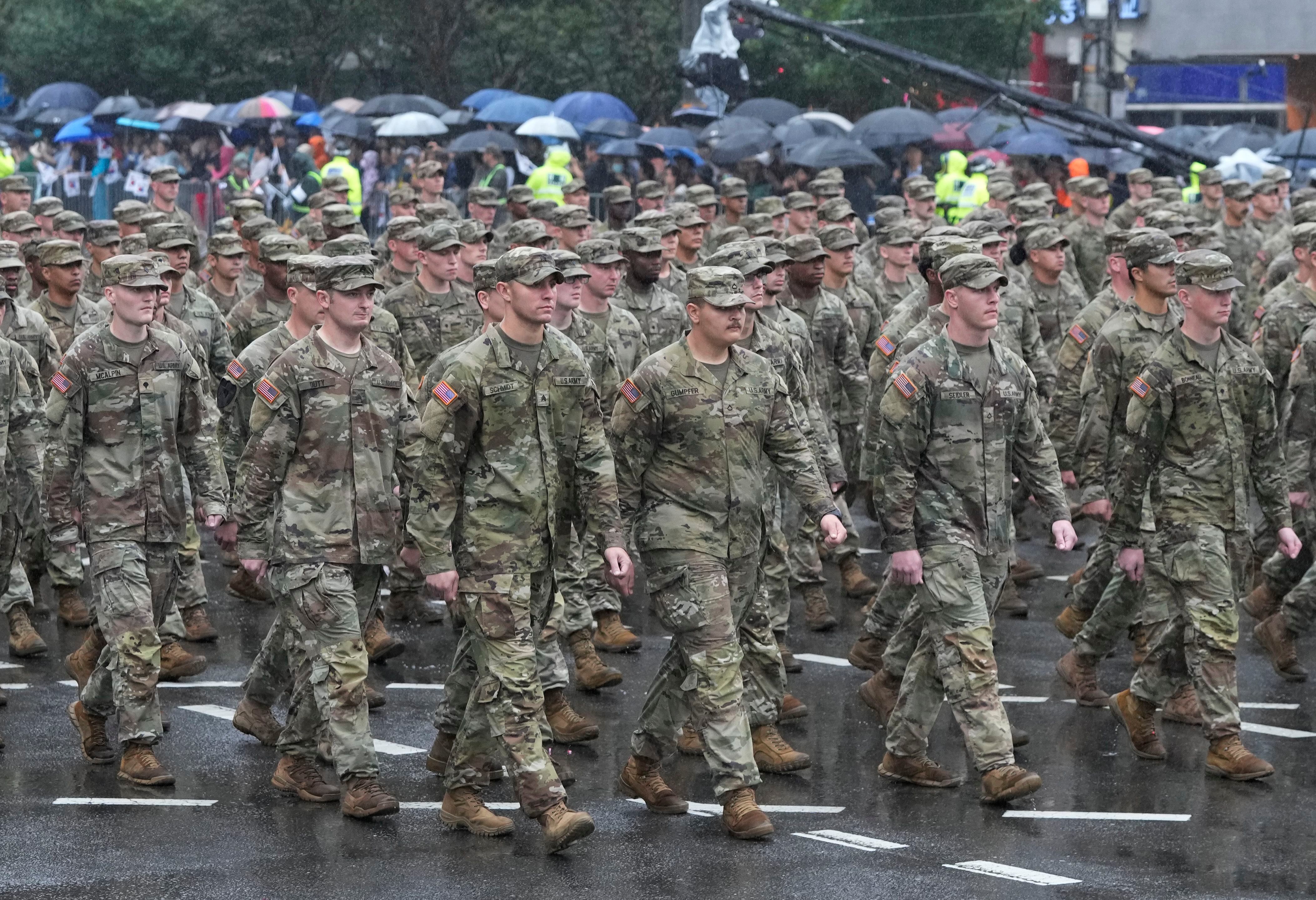 Unos 300 soldados estadounidenses participaron en el desfile (AP Photo/Ahn Young-joon)