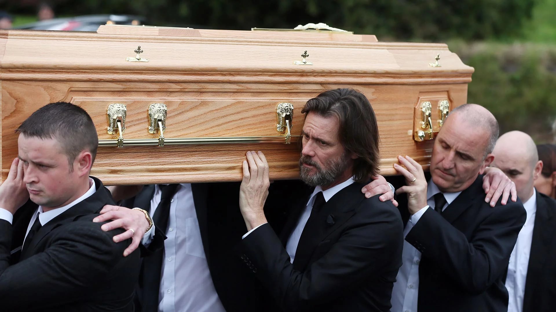 Jim Carrey, de 53 años, en el funeral de su ex pareja (AP)