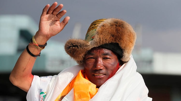 El sherpa nepalés Kami Rita, de 48 años, saluda al llegar a Katmandú, Nepal, el 20 de mayo de 2018. (AP)