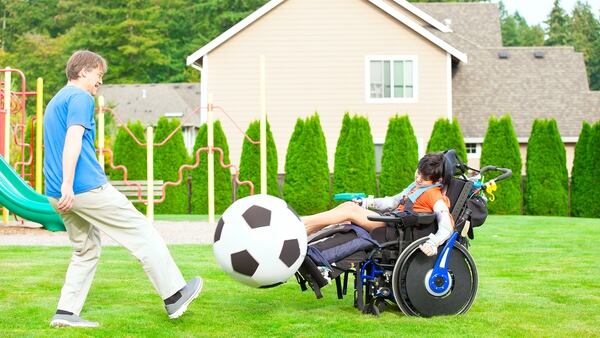 Jugar tiene mÃºltiples funciones para los niÃ±os con discapacidad pero fundalmente es que se pueden divertir yÂ se estimulan sus sentidos (Getty Images)