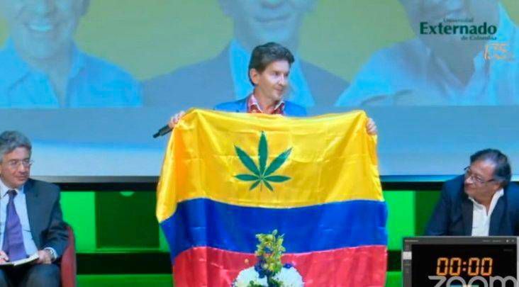 En las imágenes quedó registrado como Pérez mostró al público una bandera nacional- amarillo, azul y rojo- con una planta de marihuana estampada en la mitad. Foto: Captura de video