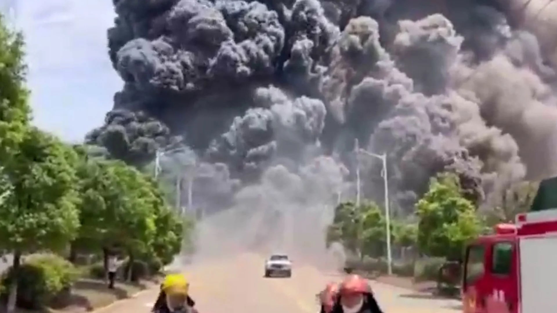Una explosión en una planta de productos químicos ubicada en la provincia central china de Jiangxi provocó este sábado un incendio y columna de humo negro de grandes dimensiones