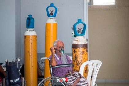 Un adulto mayor permanece en la sala de espera del área de COVID-19 en el hospital Moscoso Puello, en Santo Domingo, República Domínicana (EFE)