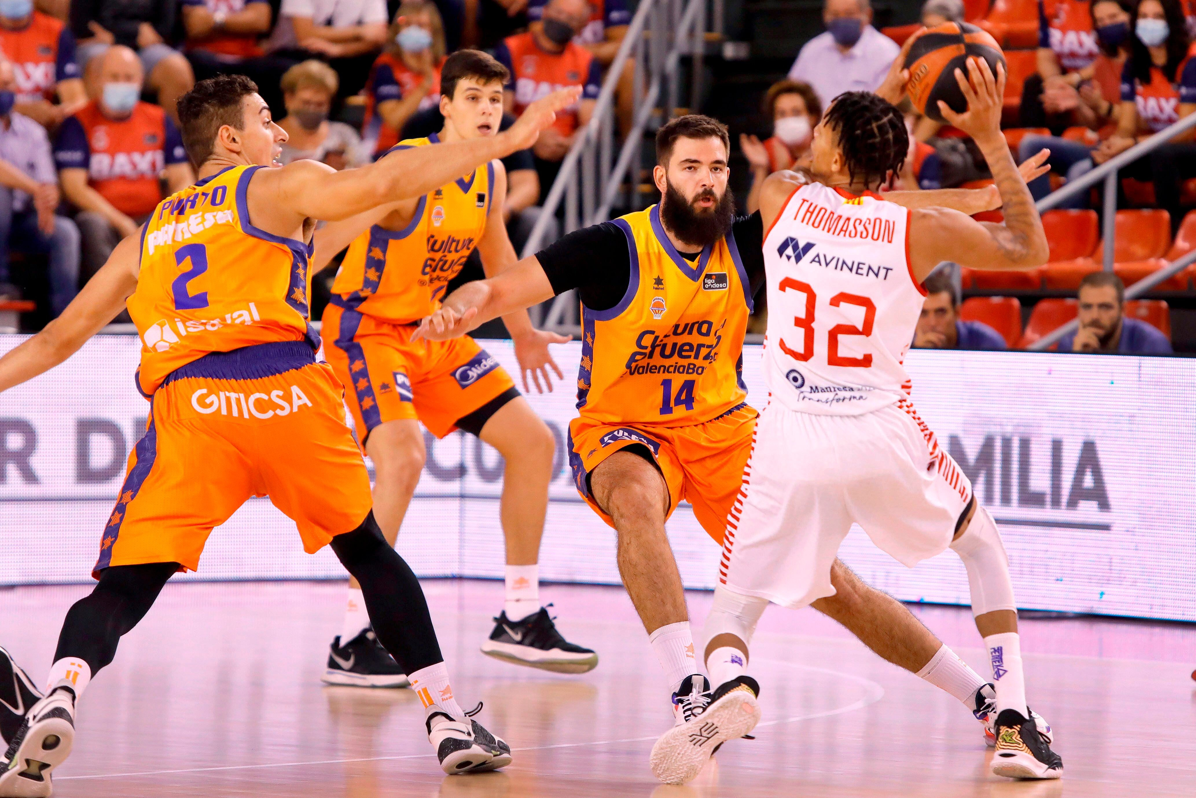 El escolta estadounidense del BAXI Manresa Joe Thomasson (d) controla el balón ante la defensa del pívot montenegrino Bojan Dubljevic (c) y el alero Josep Puerto (i), del Valencia Basket, durante un partido. EFE/Susanna Sáez