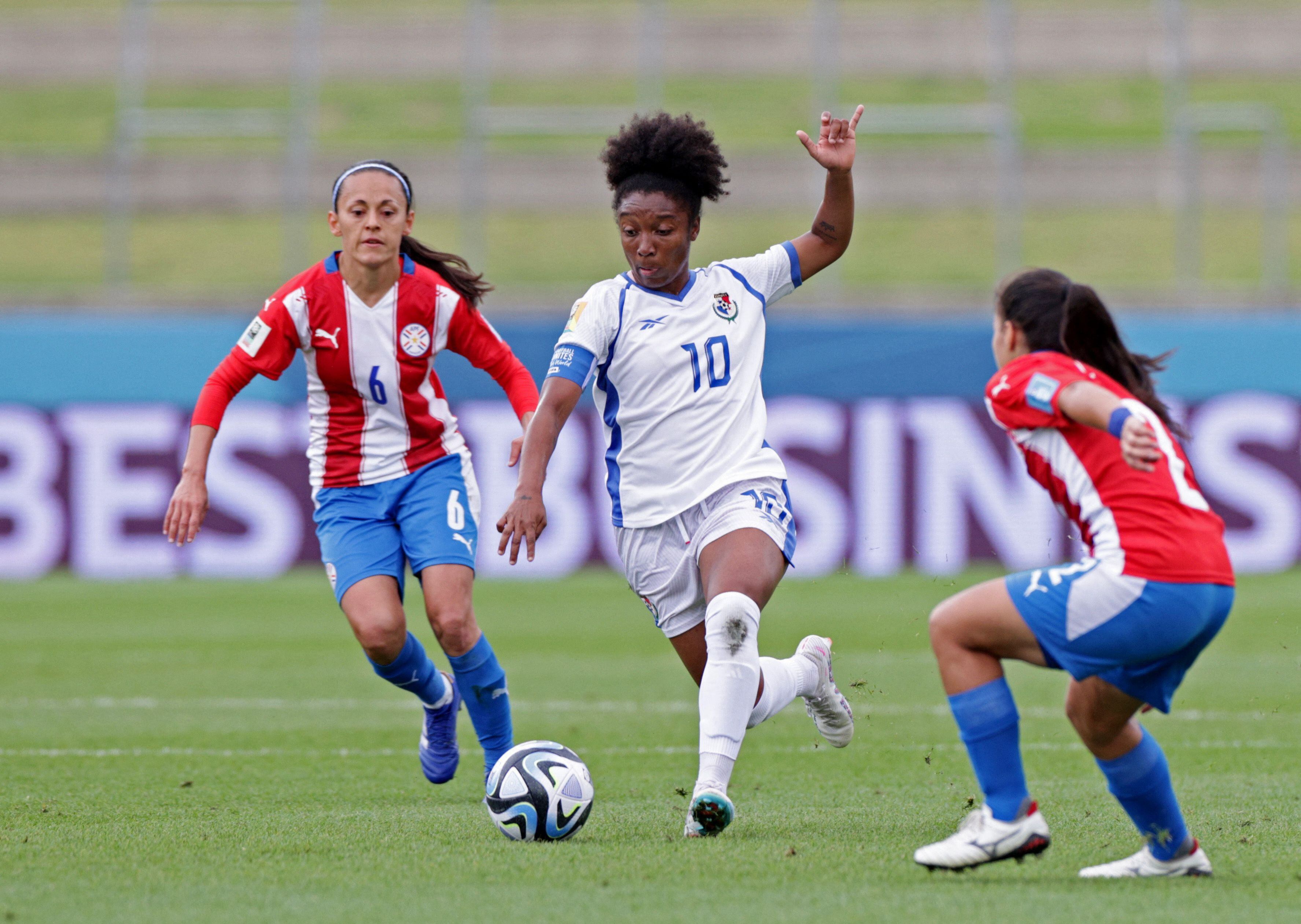 Marta Cox, figura y capitana de la selección panameña, ante la marca de las jugadoras de Paraguay en el repechaje al Mundial (REUTERS/David Rowland)
