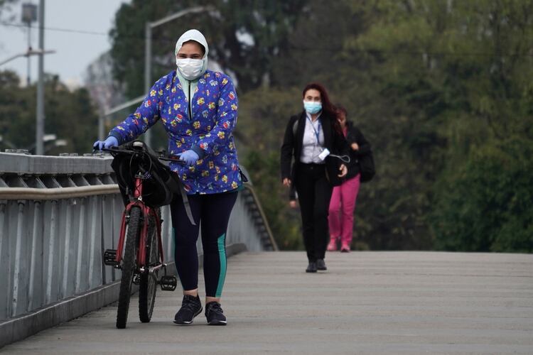 La pandemia ha cambiado la forma en la que el mundo vive el día a día priorizando el distanciamiento social (REUTERS/Nathalia Angarita)