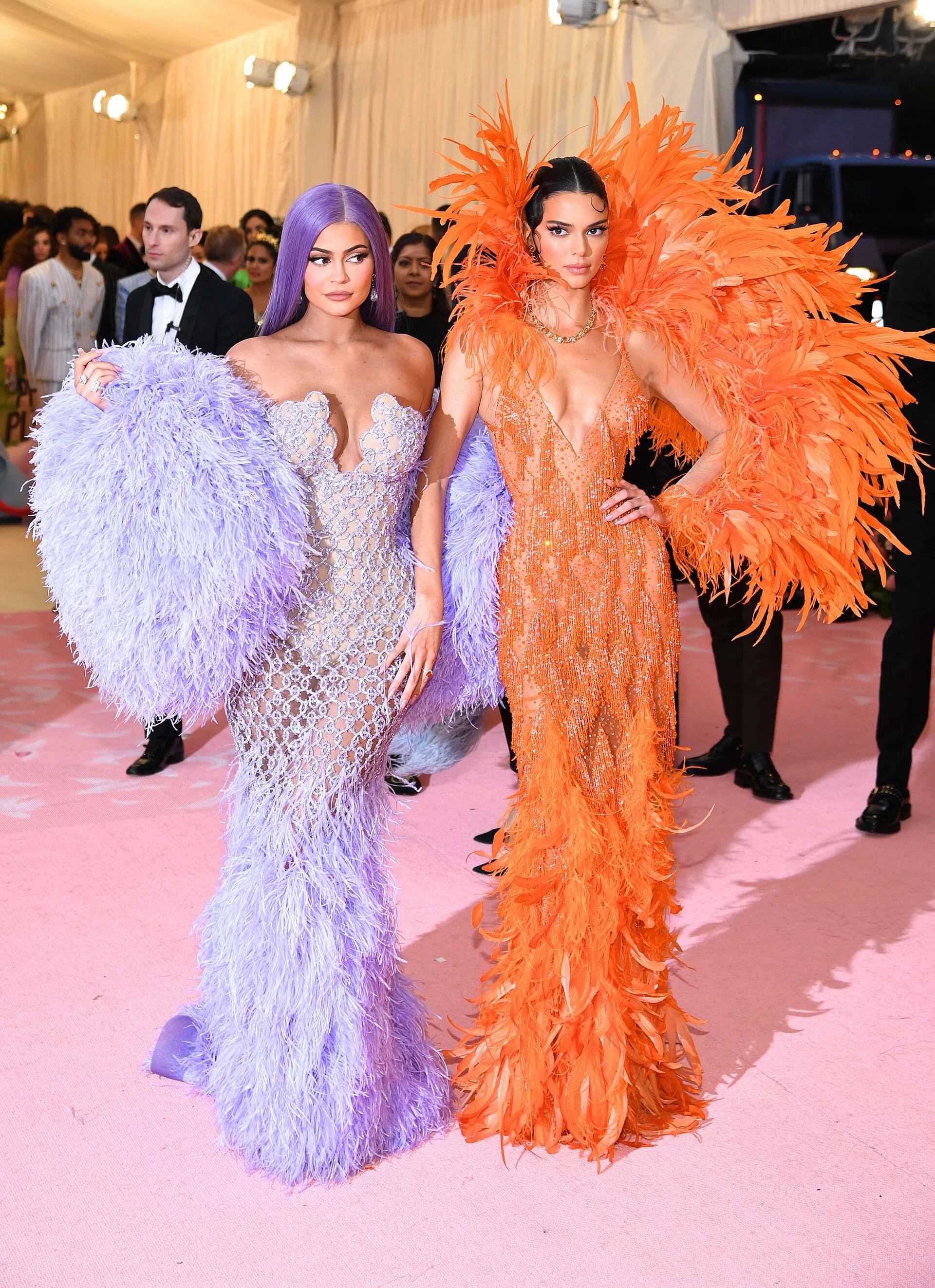 Las hermanas Kylie Jenner y Kendall Jenner se hicieron esperar pero sin dudas la espera valió la pena. Ambos diseños de Versace, en color lavanda y naranja, se llevaron todas las miradas