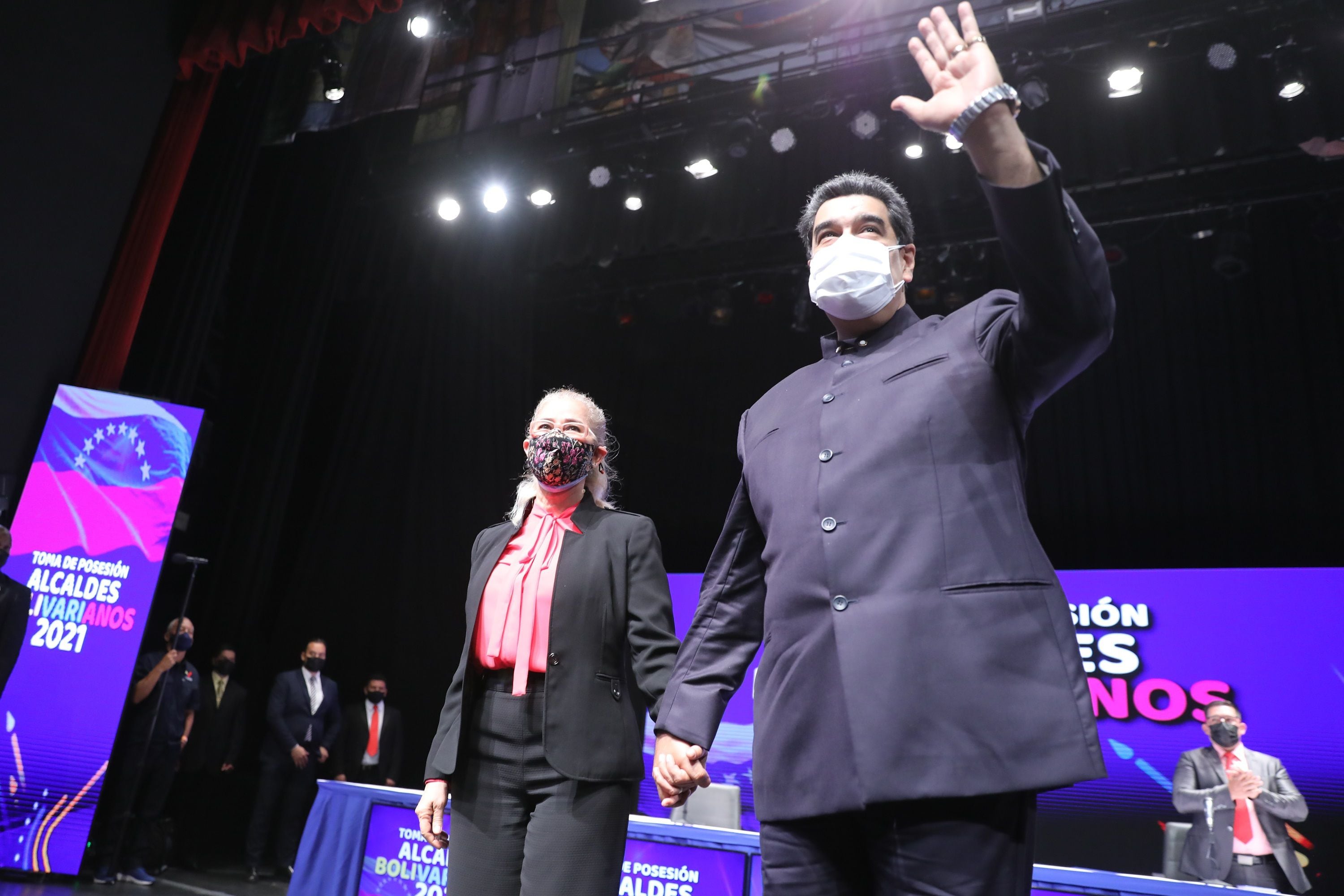 Fotografía cedida este jueves por prensa Miraflores en la que se registró al presidente de Venezuela, Nicolás Maduro (d), junto a la primera dama, Cilia Flores, durante la juramentación de Cármen Meléndez, la alcaldesa electa del municipio Libertador de Caracas, en Caracas (Venezuela). EFE/Prensa Miraflores