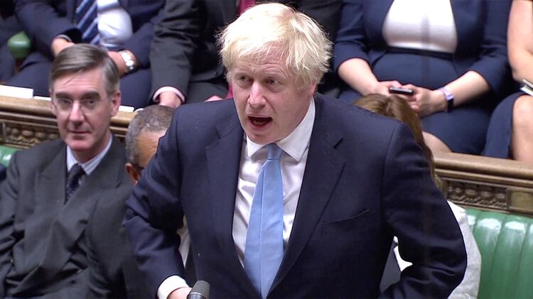 El primer ministro Boris Johnson habla antes de la votación sobre la celebración de elecciones anticipadas en el Parlamento, el 9 de septiembre (Parliament TV via REUTERS)