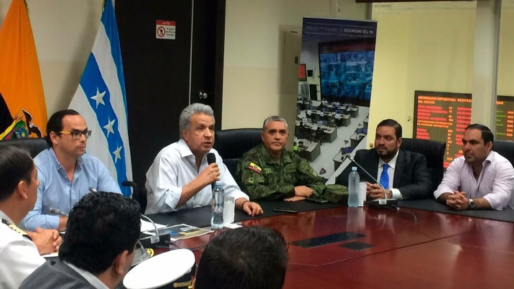 El presidente Lenín Moreno junto a sus asesores