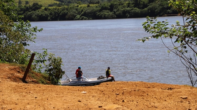 Imagen tomada en noviembre de 2019. Tres hombres al bordo de una lancha en uno de los pasos clandestinos de El Soberbio, en la costa del Río Uruguay (Gentileza Aldito Pérez)