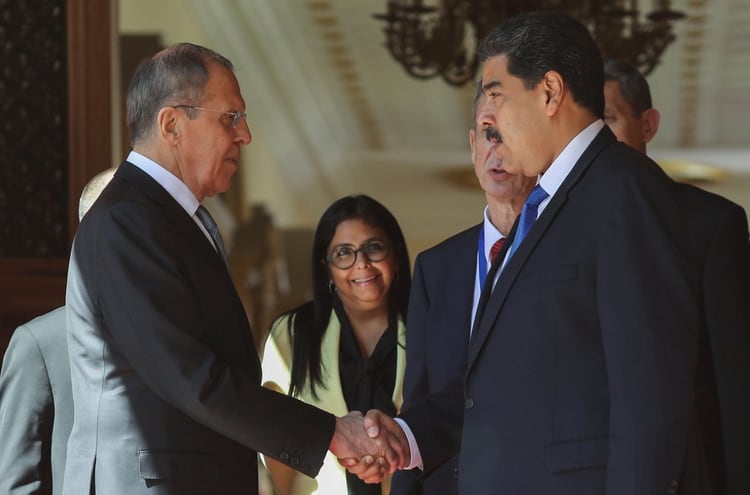 Serguéi Lavrov se reúne con Maduro y otros funcionarios chavistas en Caracas