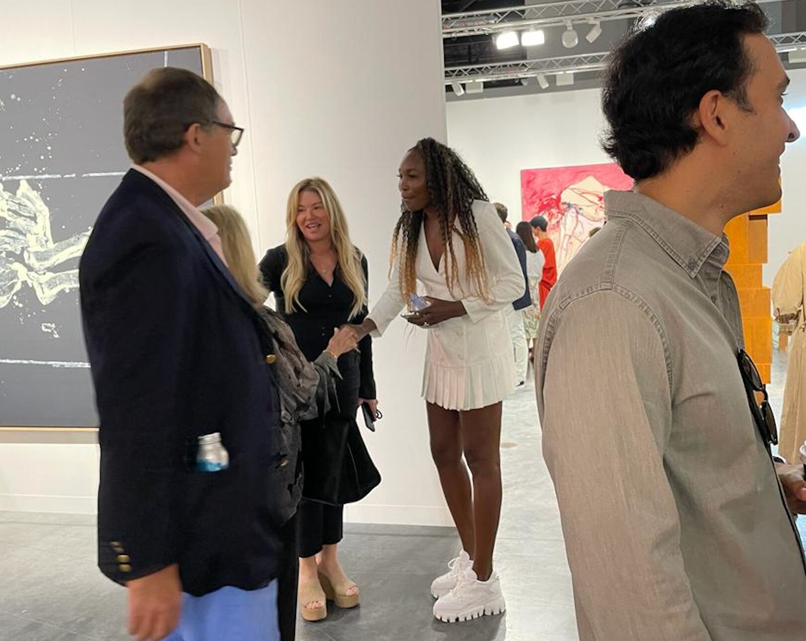 La tenista Venus Williams saluda a otro visitante de la preview de Art Basel Miami Beach