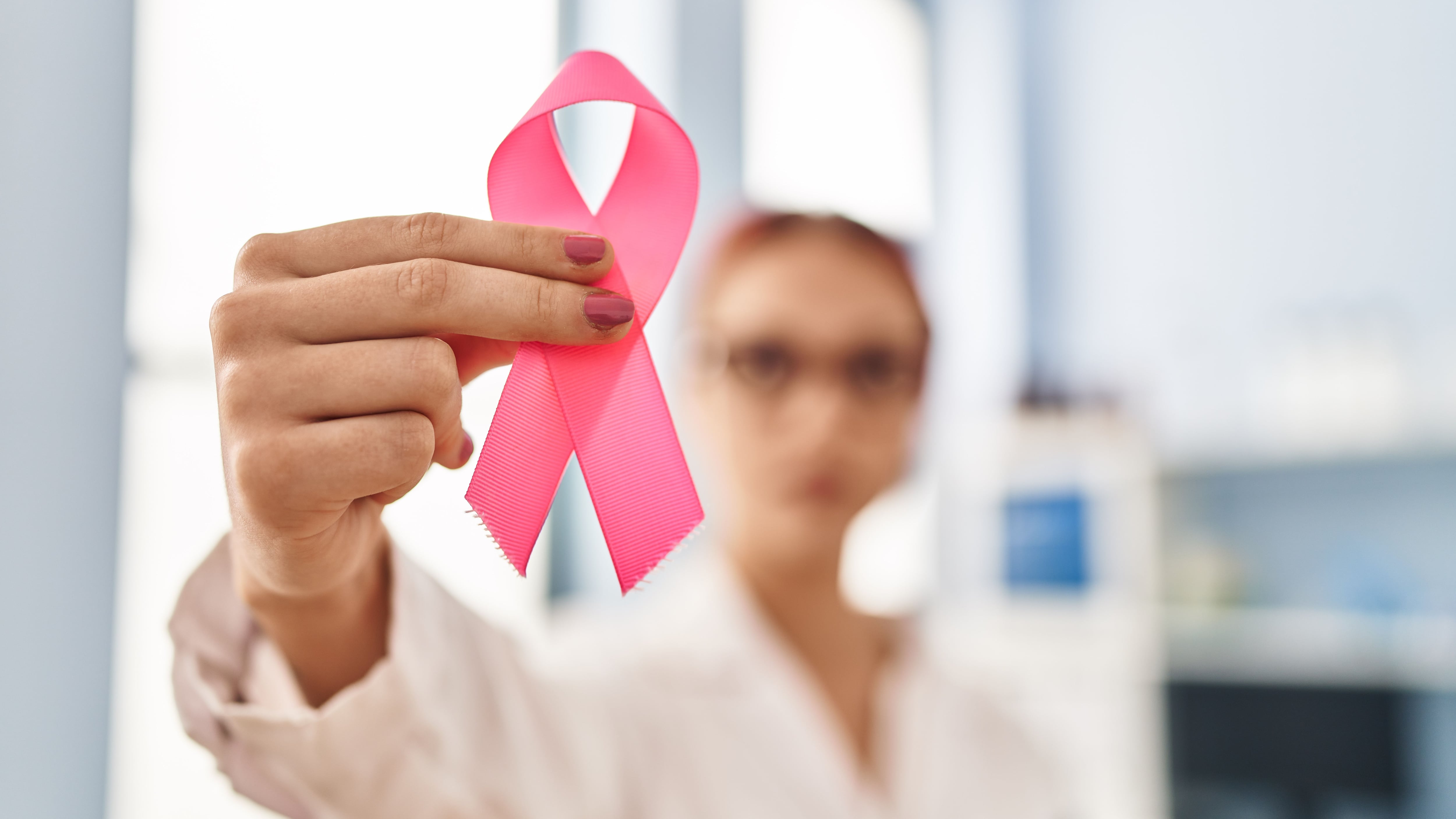 Una científica lucha contra el cáncer de mama (Shutterstock)