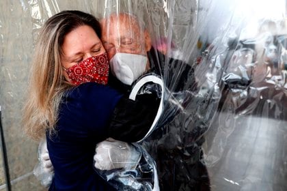 María Paula Moraes abraza hoy su padre Wanderley de 82 años, que vive en una residencia de ancianos en la ciudad de Sao Paulo (Brasil), a través de una ""cortina de abrazos"", una alternativa válida para amenizar las medidas de distanciamiento social". EFE/Sebastião Moreira/Archivo
