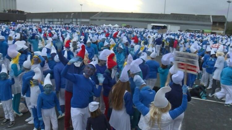 Desafían al coronavirus vestidos de pitufos, unas 3.500 personas se disfrazaron en Francia de los azules personajes y arrebataron a Alemania el récord mundial de más pitufos y pitufinas reunidos en un lugar.