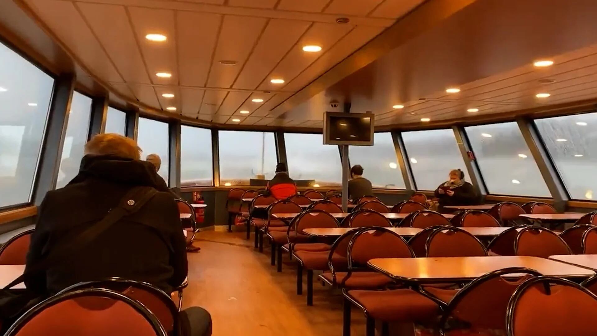 El aterrador momento en el que una ola gigante destruye las ventanas de un ferry con pasajeros en Alemania