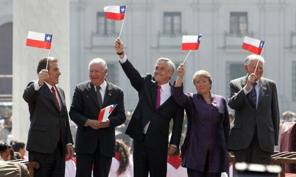 En la fotografía, el ex presidente Eduardo Frei, el ex presidente Ricardo Lagos, el ex presidente Sebastián Piñera, la ex presidenta Michelle Bachelet, y el fallecido ex mandatario Patricio Aylwin. 