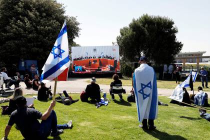 Si para el 17 de mayo las autoridades israelíes no ven un repunte de contagios, se ampliarán las concentraciones de personas al aire libre hasta 50 (REUTERS/Ronen Zvulun)