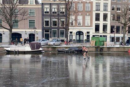 A man ice skates in his underwear on the Keizersgracht canal in Amsterdam, Netherlands February 14, 2021 in this screen grab obtained from a social media viedo. Sharon O'Dea via REUTERS THIS IMAGE HAS BEEN SUPPLIED BY A THIRD PARTY. MANDATORY CREDIT. NO RESALES. NO ARCHIVES.