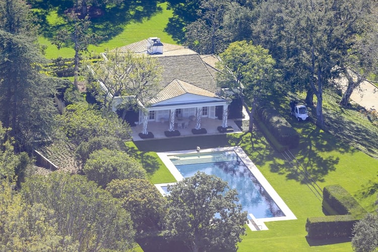 A comienzo de años, Geffen le vendió esta mansión de Beverly Hills a Jeff Bezos en 165 millones de dólares (Grosby)