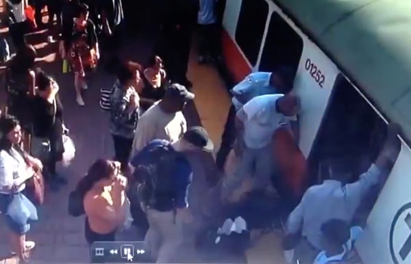 Al salir del tren, la mujer resbaló y quedó atrapada en el espacio entre el vagón y el andén.