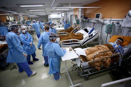 IMAGEN DE ARCHIVO. Trabajadores de la salud atienden a pacientes en la sala de emergencias del hospital Nossa Senhora da Conceicao, en Porto Alegre, Brasil, Marzo 11, 2021.  REUTERS/Diego Vara