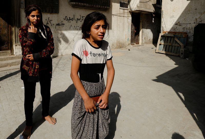 Niñas palestinas reaccionan, mientras otra ronda de violencia intensifica la crisis de salud mental de los niños de Gaza, en la ciudad de Gaza. 7 de agosto de 2022. REUTERS/Mohammed Salem