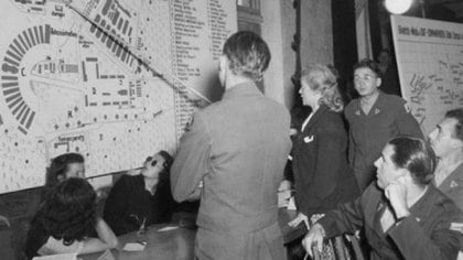 Ilse Koch marca el lugar donde vivía durante el juicio Dachau en 1947 (Us National Archives)