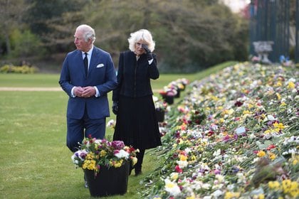 El príncipe Carlos de Inglaterra y Camilla, duquesa de Cornualles, visitaron los jardines de Marlborough House para ver las flores y los mensajes dejados por los miembros del público fuera del Palacio de Buckingham tras la muerte del príncipe británico Felipe, en Londres, Gran Bretaña 15 de abril de 2021.