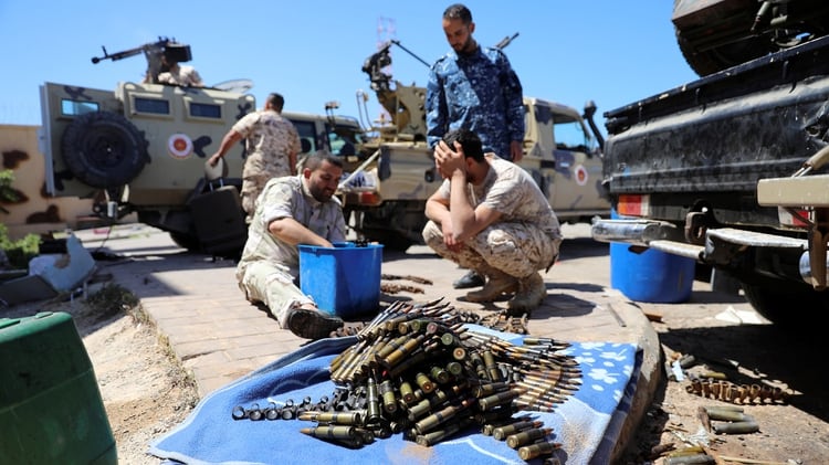 Las balas se ven mientras los miembros de las fuerzas de Misrata se alistan para el combate (REUTERS / Hani Amara)