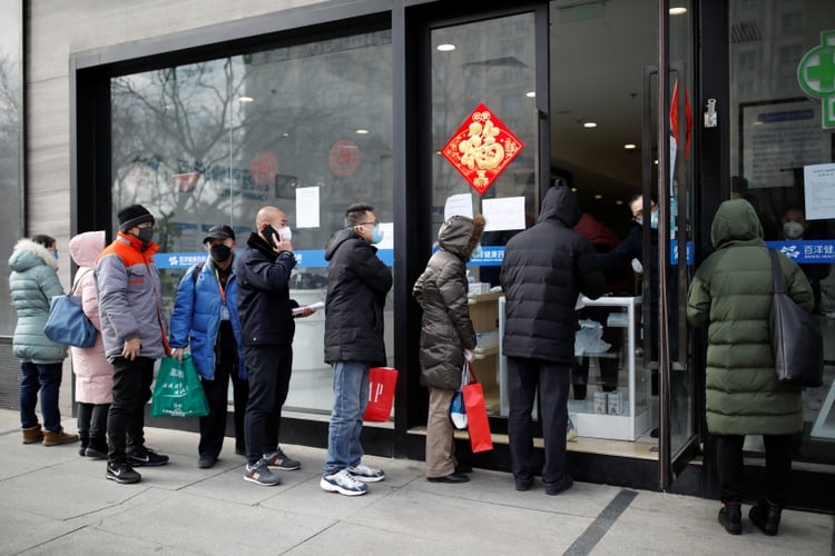 Cada farmacia tiene largas filas para conseguir las mascarillas (Reuters)