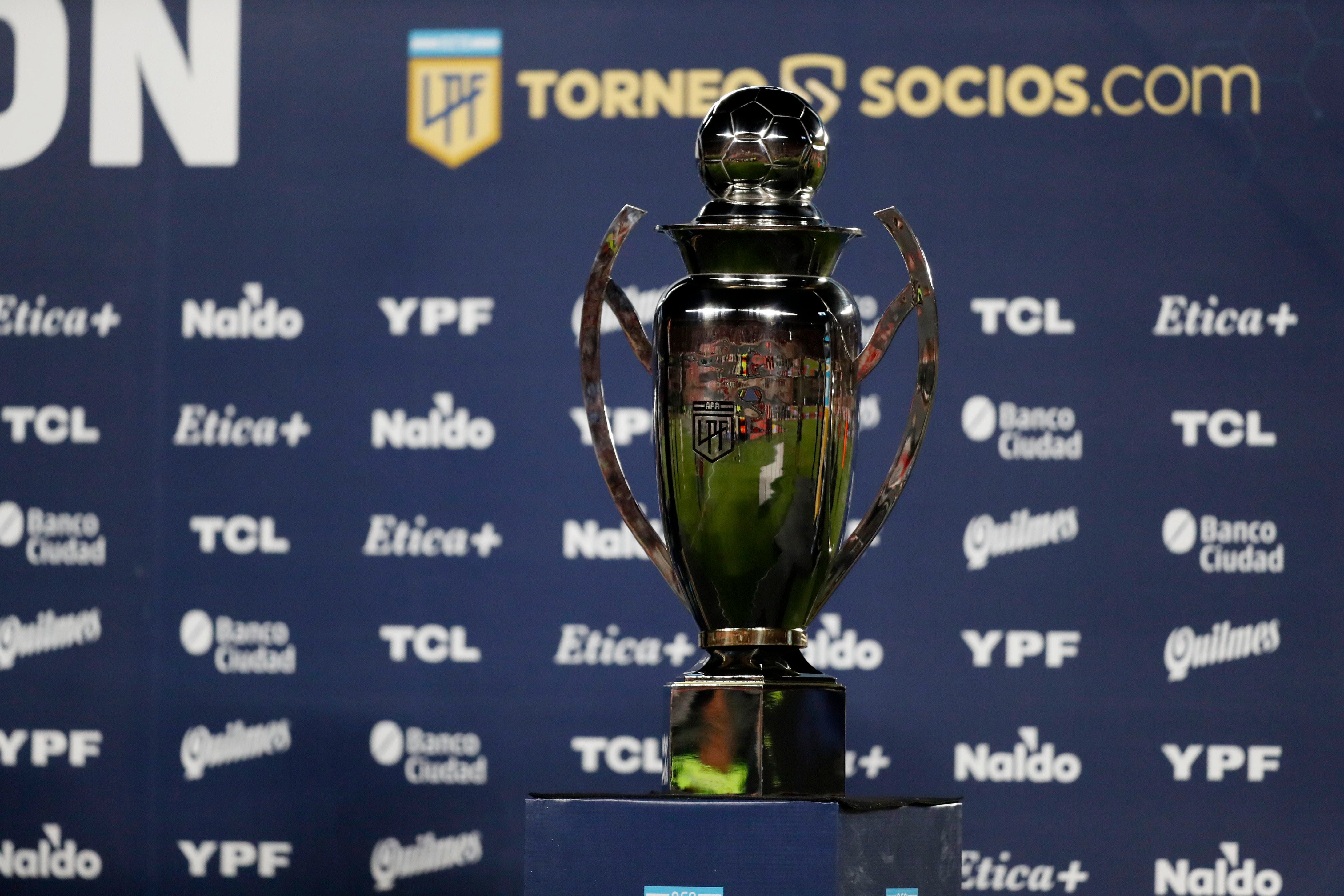 El último trofeo de liga argentina fue para River: ¿de quién será el próximo? (REUTERS/Agustin Marcarian)