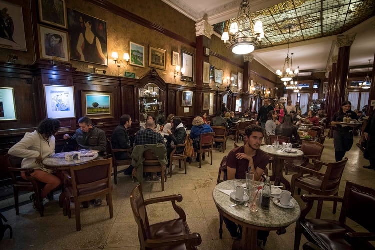Café Tortoni, uno de los locales más bellos de Buenos Aires (Guille Llamos)