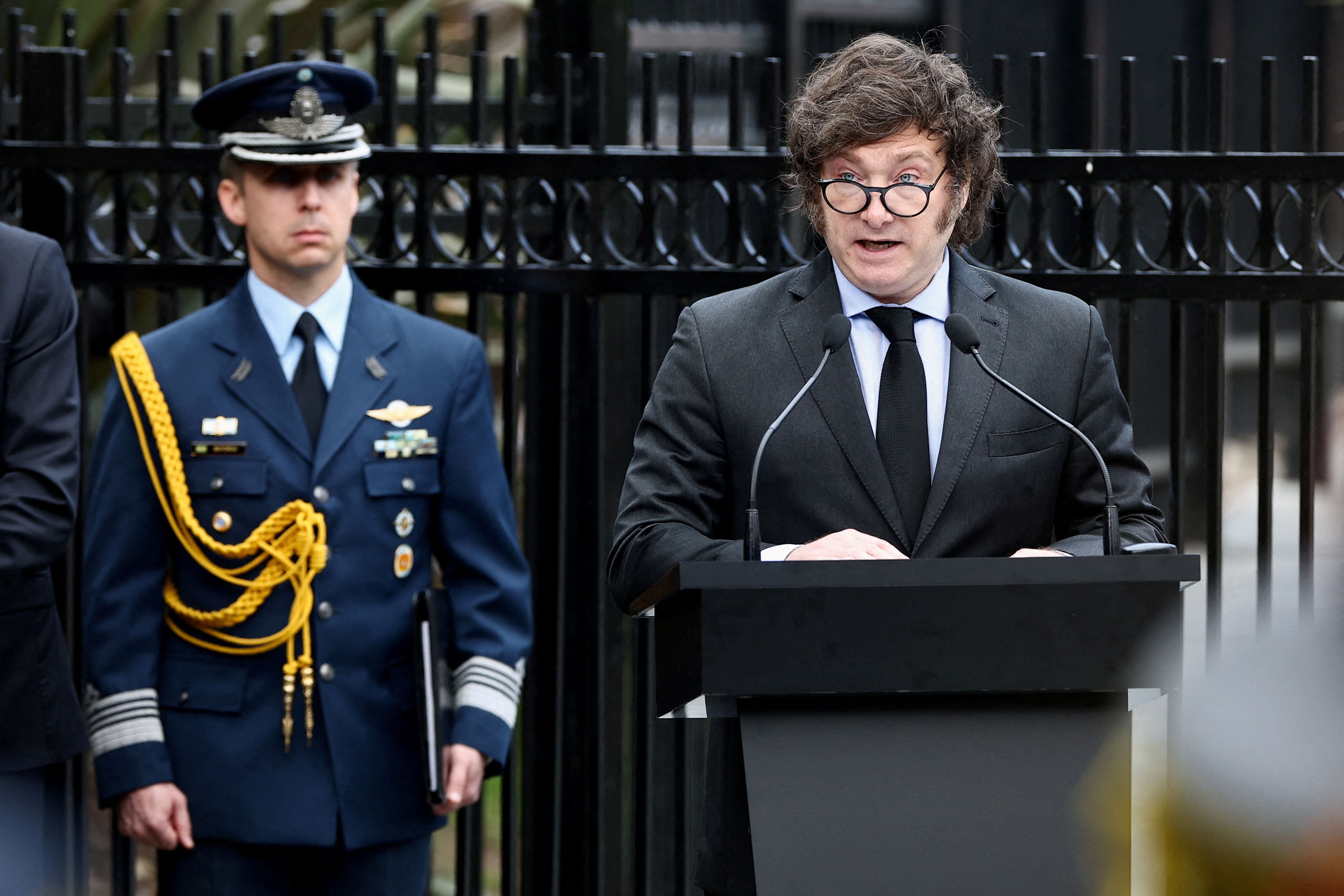 Milei, pronunciando un discurso durante la ceremonia de homenaje a las víctimas de la guerra de 1982 entre Gran Bretaña y Argentina en las Islas Malvinas, en el 42º aniversario del conflicto (Reuters)