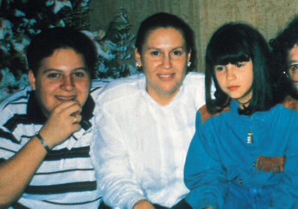 Victoria junto a sus hijos Juan Pablo y Manuela: en la Argentina cambiaron su identidad