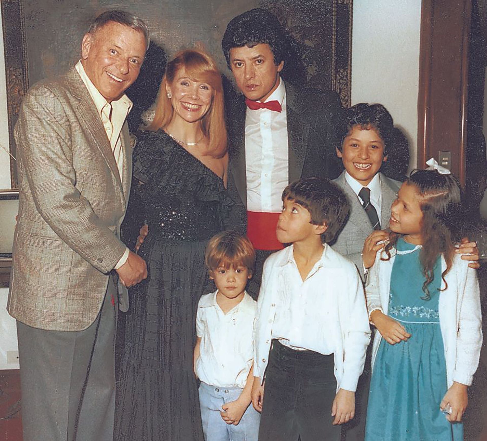 Ramón Ortega, Evangelina Salazar y sus hijos, Martín, Julieta, Sebastián, Emanuel y Luis en el show que Frank Sinatra dio en Buenos Aires, en 1981, producido por Palito