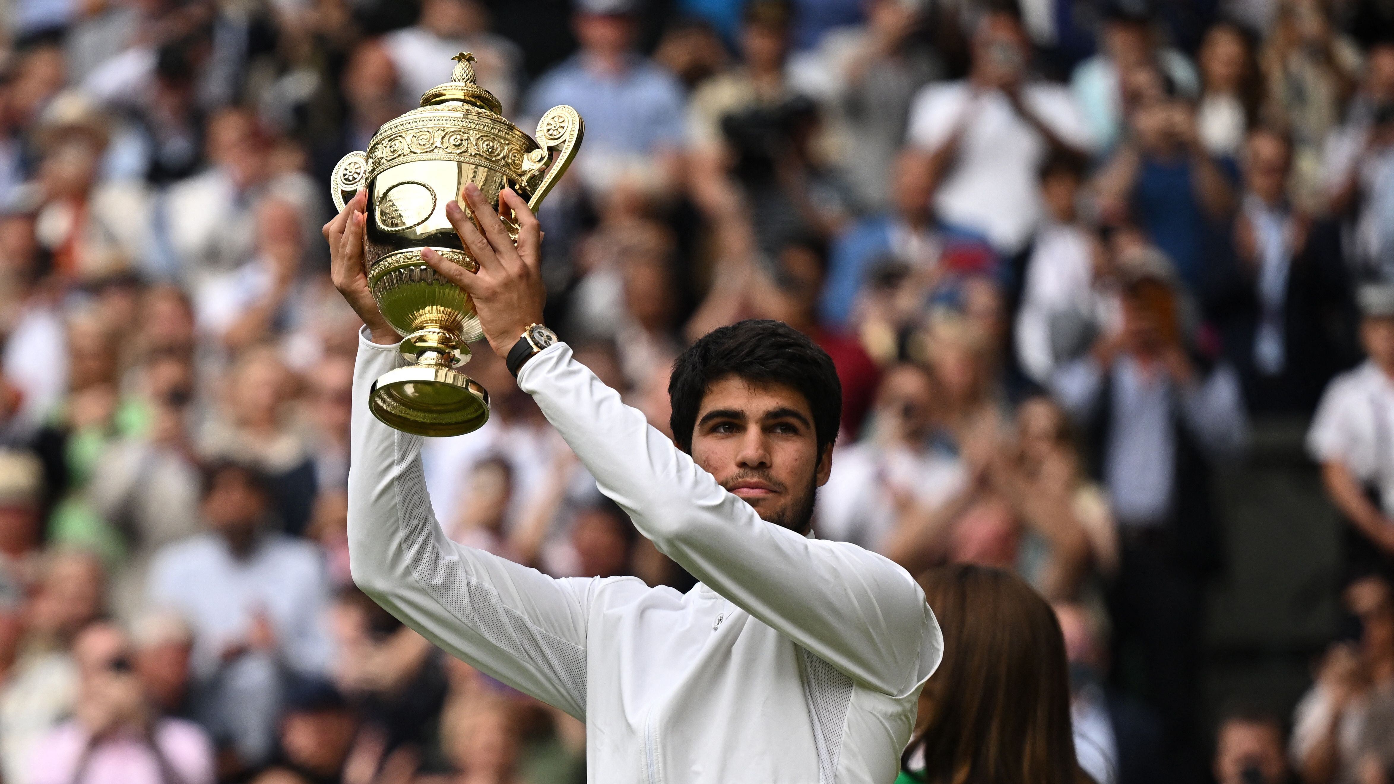 El espñaol Carlos Alcaraz celebra su victoria en Wimbledon y su segundo Grand Slam tras vencer a Novak Djokovic en la final. Archivo. (REUTERS/Dylan Martinez)