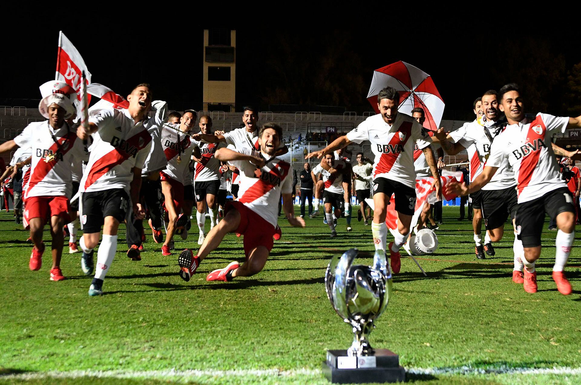 El festejo de los jugadores de River tras ganarle la Supercopa Argentina a Boca en 2018 (AFP / Andres LARROVERE)