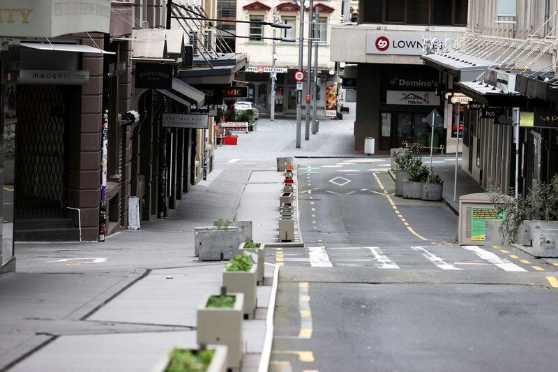 FOTO DE ARCHIVO: La normalmente bulliciosa High Street en el CBD de Auckland desierta durante un cierre para frenar la propagación de un brote de la enfermedad del coronavirus (COVID-19), en Auckland, Nueva Zelanda, 26 de agosto de 2021.  REUTERS/Fiona Goodall/File Photo