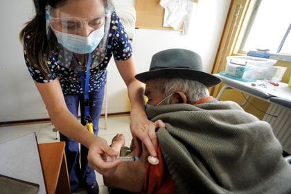 Un hombre de tercera edad recibe la vacuna contra el COVID-19 en Lloncao, Chile. Febrero, 2021. REUTERS/Jose Luis Saavedra