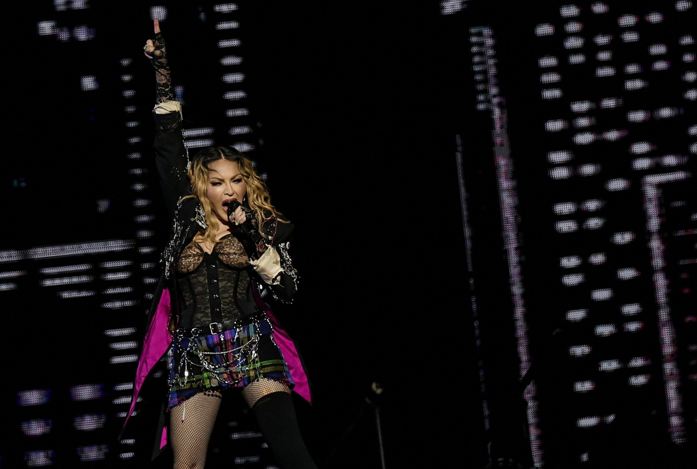 La lesión en la rodilla de Madonna le obligó a suspender conciertos en 2020 y hacer hasta seis horas de rehabilitación al día. (Créditos: REUTERS/Pilar Olivares)