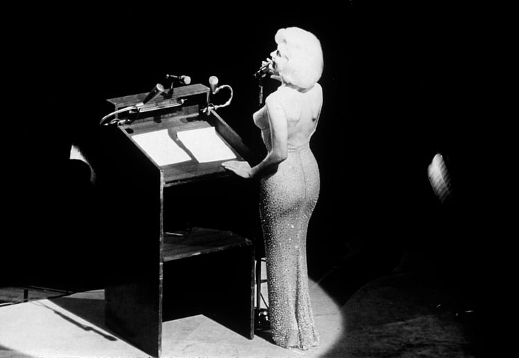 El vestido, color piel y repleto de cristales, de Marilyn parece tallado sobre su cuerpo. No es casualidad. El modisto se lo terminó de coser con el vestido puesto para que estuviera más ceñido. Marilyn no usó ropa interior. La tela del vestido debía estar adherida a su piel, no vislumbrar ninguna imperfección (Shutterstock)