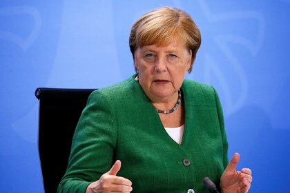 La canciller alemana, Angela Merkel, se dirige a los medios de comunicación después de una reunión con líderes de 16 estados federales para discutir la respuesta del país tras la propagación de la enfermedad por coronavirus (COVID-19), en la cancillería de Berlín, Alemania, el 27 de agosto. 2020. REUTERS / Michele Tantussi / piscina