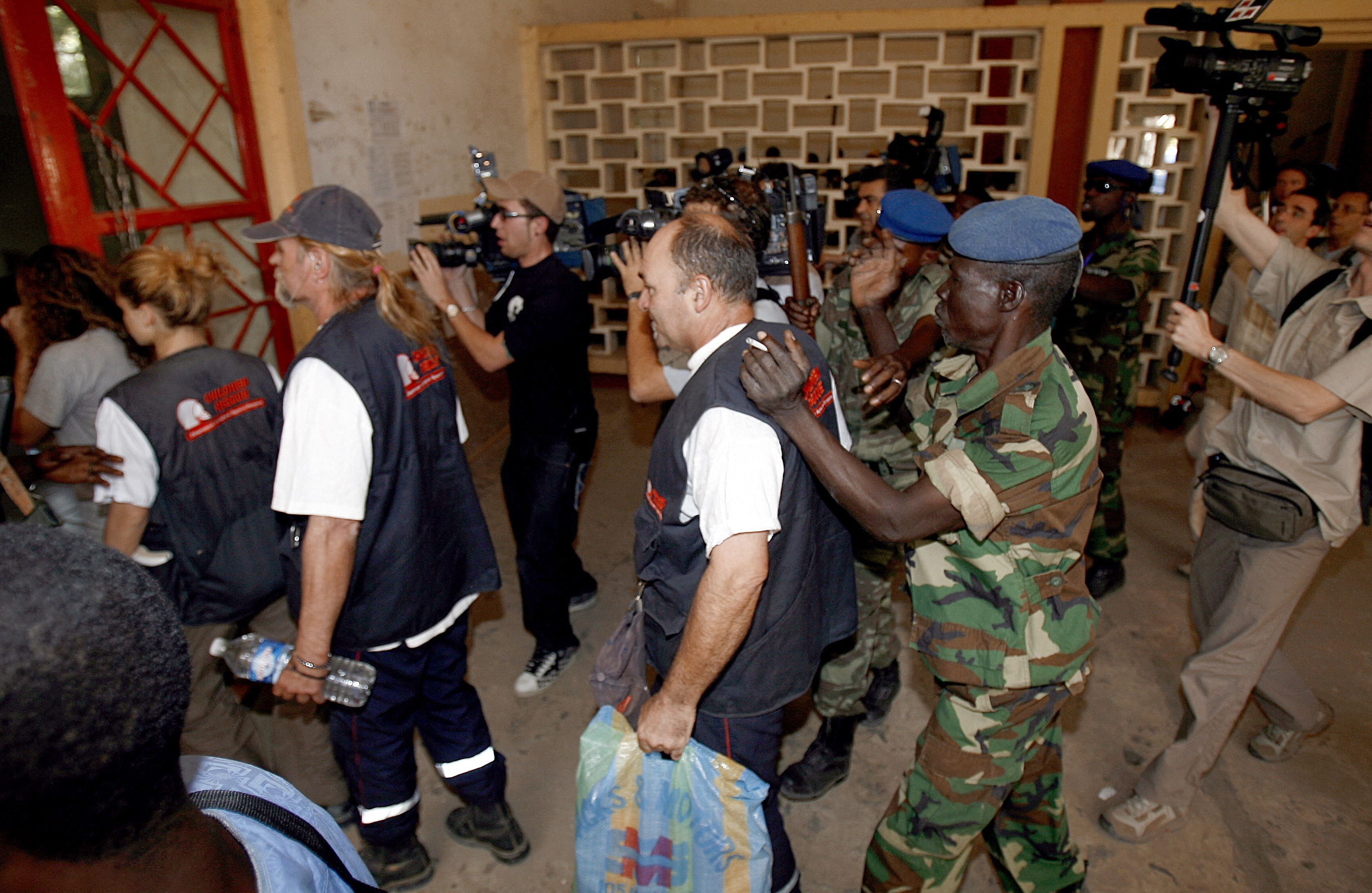 La tripulación española del avión y los nueve franceses -entre miembros de la supuesta ONG y periodistas- fueron trasladados el mismo día de su detención a Yamena, la capital de Chad para ser juzgados (ISSOUF SANOGO / AFP)