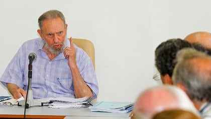 Según Carbonell, dictators like Fidel Castro are applauded by Gobierno “to enslave his people