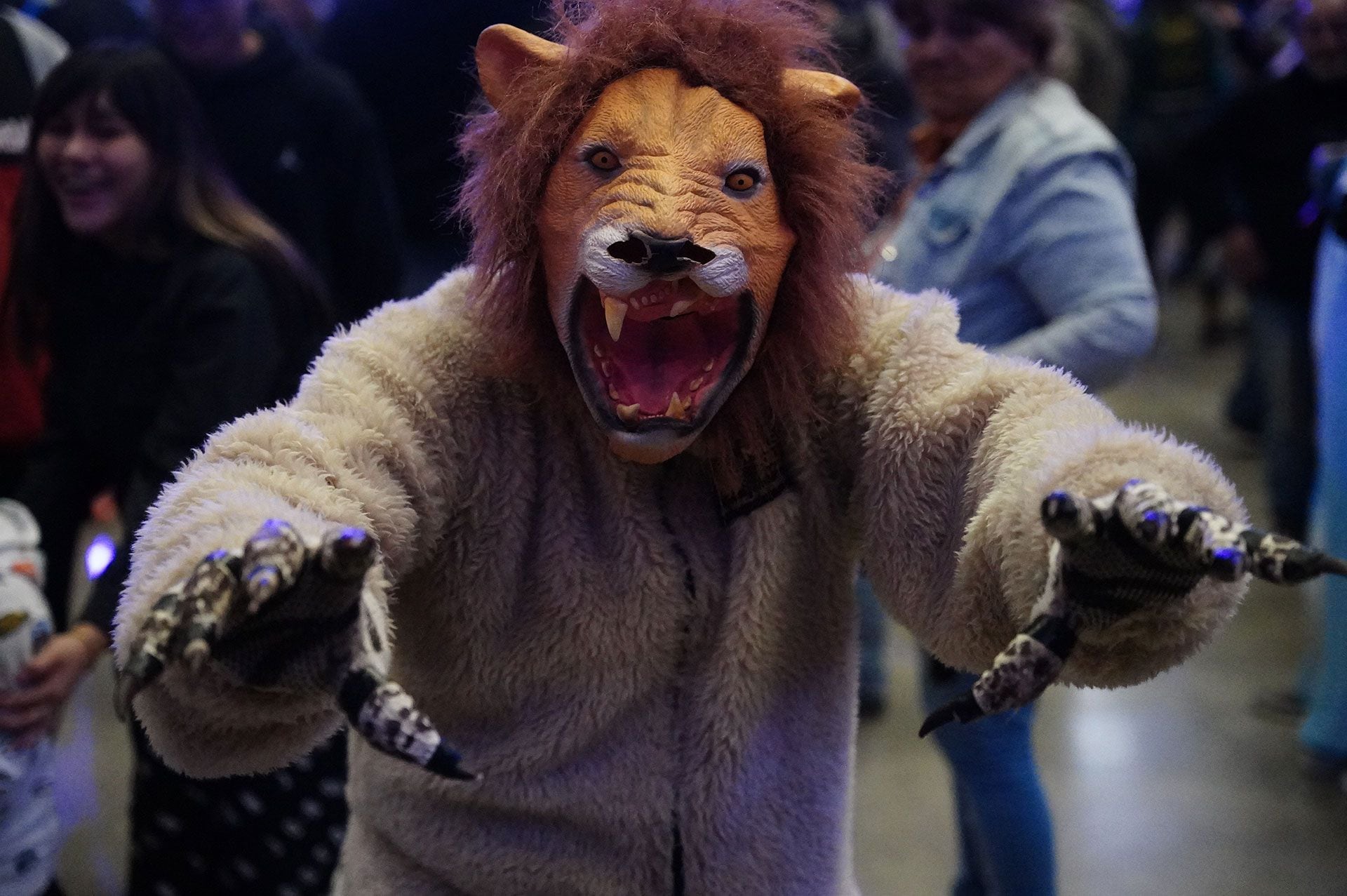Uno de los militantes se disfrazó de león 